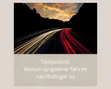 Autobahn bei Nacht mit Lichtspuren. Ein Tempolimit hilft, klimaneutral 2035 zu erreichen, da langsames Fahren nachhaltiger ist.