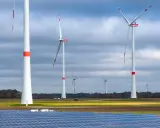 Windräder und Solarpaneele im Feld, ein Zeichen für Klimaschutz in Niedersachsen.