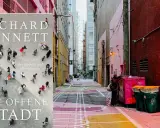Buchcover "Die offene Stadt" von Richard Sennett neben einer bunten Gasse mit Mülltonnen.