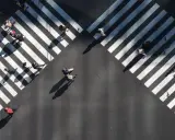 Menschen überqueren eine belebte Kreuzung, ein Bild der geschäftigen zukunfts stadt.
