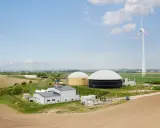 Biogasanlage mit großen Speichern und Windrad. Hier wird Energie erzeugt und für den biogas transportieren vorbereitet.