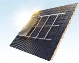 Dachmontage für erneuerbare Energie: Solarmodule werden auf einem Ziegeldach installiert, die Sonne scheint hell.