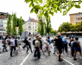 Menschen beleben den Platz, ein Beispiel für eine 15-Minuten-Stadt, die Bewegungsfreiheit und Gemeinschaft fördert.
