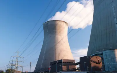 Kühltürme eines Atomkraftwerks, das die Debatte um Atomstrom Subventionen in Deutschland widerspiegelt.