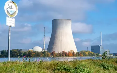 Kühlturm eines Kernkraftwerks am Seeufer, ein Symbol für die Debatte um die Atomkraft Zukunft.