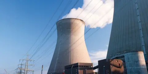 Kühltürme eines Atomkraftwerks, das die Debatte um Atomstrom Subventionen in Deutschland widerspiegelt.