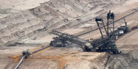 Gigantische Bagger in einem Tagebau, ein Symbol für den kohleausstieg aktueller stand.