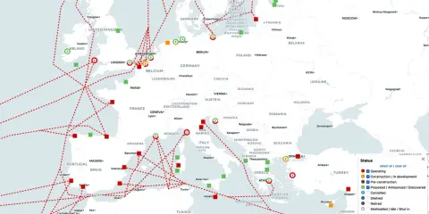 Europakarte zeigt LNG-Terminals und Pipelines, die die Versorgung mit Erdgas Deutschland und anderen Ländern sichern.