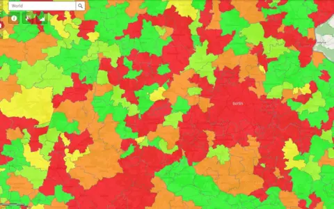 Karte zeigt die Entwicklung erneuerbarer Energien in Deutschland, mit Regionen in Grün, Gelb und Rot, die unterschiedliche Fortschritte signalisieren.