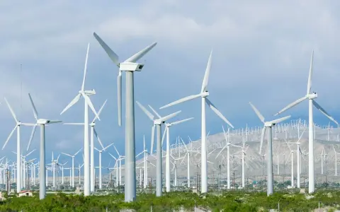 Windkraft-Anlage in den USA. Hunderte von Windrädern erstrecken sich über Hügel und Ebenen, ein Symbol für erneuerbare Energie.
