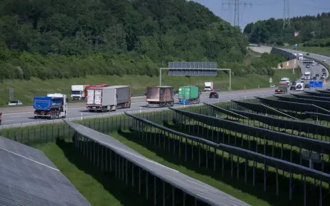 LKW auf Autobahn neben Solaranlage