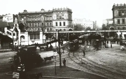 Straßenbahn und Pferdegespanne beleben eine geschäftige Stadtkreuzung, ein Zeichen für den wachsenden urbanisierungsgrad deutschland.