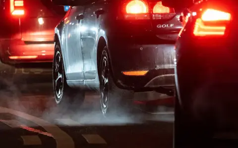 Autos im Stau, rote Rücklichter leuchten. Ein Golf-Modell. Vielleicht ein Vorgeschmack auf das China Verbrenner Verbot?