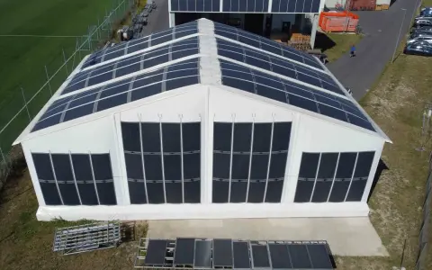 Ein Zeltdach mit Solarmodulen, das die Zukunft der solarenergie landwirtschaft zeigt.