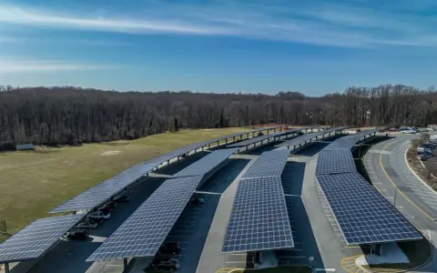 Große Solaranlagen überspannen Parkplätze, ein Vorbild für die Solardachpflicht in Hamburg.