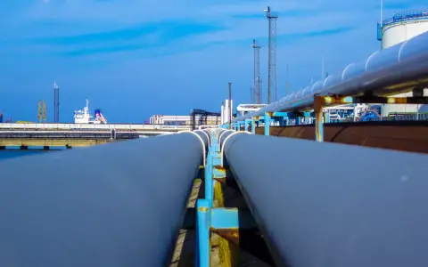 Rohrleitungen in einem Industriehafen, Teil einer **carbon management strategie** zur effizienten Energiegewinnung.