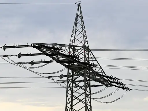 Strommast mit Leitungen, ein Symbol für den Energiemix der Niederlande.