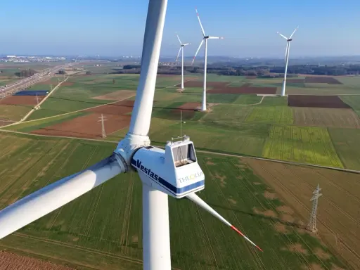 Windräder im Feld, ein Zeichen für saubere Energie. Diese onshore wind Anlagen erzeugen Strom aus Windkraft.