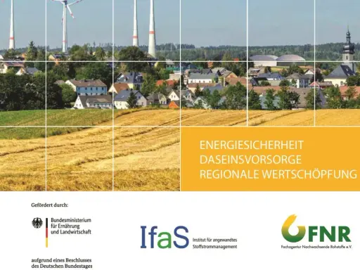 Windräder über einem Dorf und goldenen Feldern. Die Frage, welche erneuerbare Energie die beste ist, wird hier visuell angedeutet.