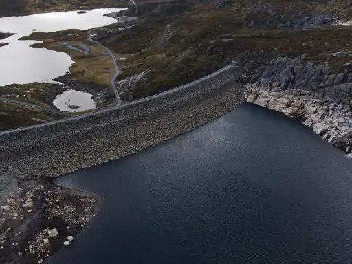 Staudamm in Norwegen, der Wasser speichert. Dies ist wichtig für den Strompreis in Norwegen, da Wasserkraft eine große Rolle spielt.