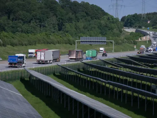 LKW auf Autobahn neben Solaranlage