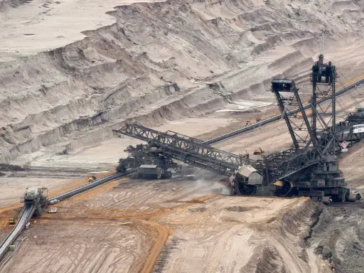 Gigantische Bagger in einem Tagebau, ein Symbol für den kohleausstieg aktueller stand.