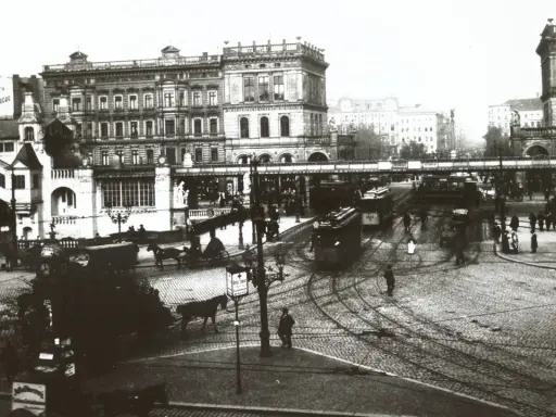 Straßenbahn und Pferdegespanne beleben eine geschäftige Stadtkreuzung, ein Zeichen für den wachsenden urbanisierungsgrad deutschland.