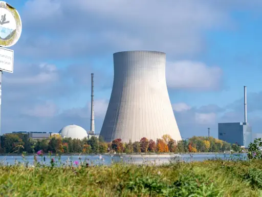 Kühlturm eines Kernkraftwerks am Seeufer, ein Symbol für die Debatte um die Atomkraft Zukunft.