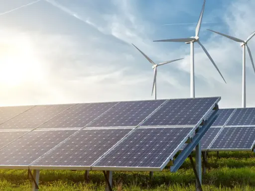 Solar panels und Windräder im Sonnenschein. Das ist, was bedeutet erneuerbare energie: saubere Kraft für unsere Zukunft.
