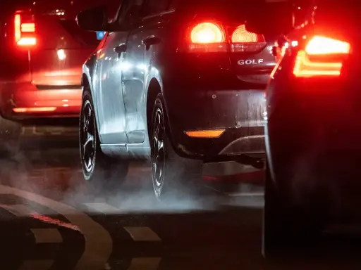 Autos im Stau, rote Rücklichter leuchten. Ein Golf-Modell. Vielleicht ein Vorgeschmack auf das China Verbrenner Verbot?