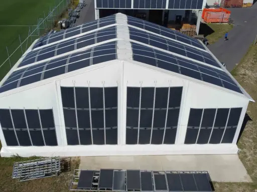 Ein Zeltdach mit Solarmodulen, das die Zukunft der solarenergie landwirtschaft zeigt.