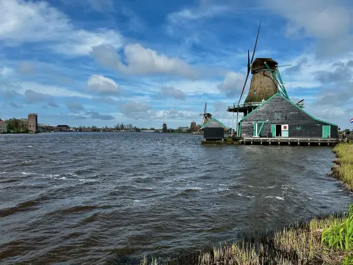 Windmühlen am Wasser in den Niederlanden, wo der Meeresspiegel eine ständige Herausforderung darstellt.