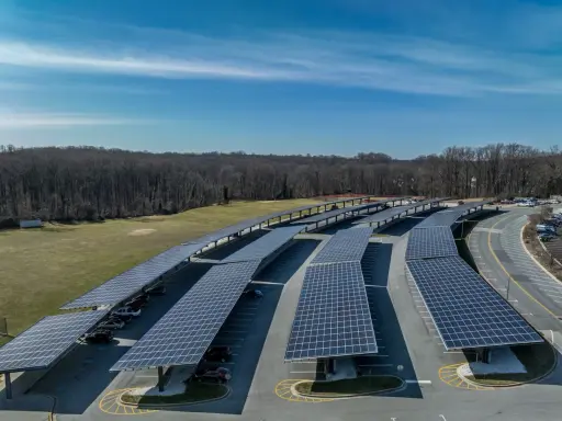 Große Solaranlagen überspannen Parkplätze, ein Vorbild für die Solardachpflicht in Hamburg.