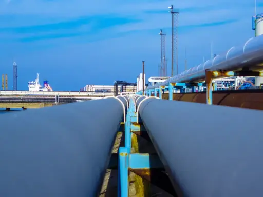 Rohrleitungen in einem Industriehafen, Teil einer **carbon management strategie** zur effizienten Energiegewinnung.