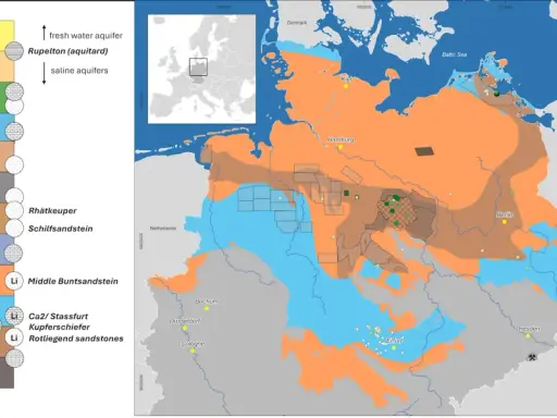 Karte zeigt Lithium-Vorkommen in Deutschland, mit Fokus auf Geothermie. Orange und blaue Flächen markieren Formationen, grüne Punkte zeigen hohe Lithiumkonzentrationen.