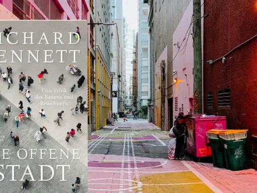 Buchcover "Die offene Stadt" von Richard Sennett neben einer bunten Gasse mit Mülltonnen.