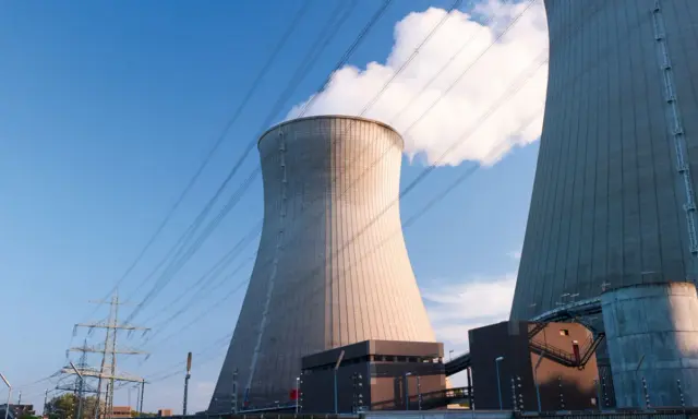 Kühltürme eines Atomkraftwerks, das die Debatte um Atomstrom Subventionen in Deutschland widerspiegelt.
