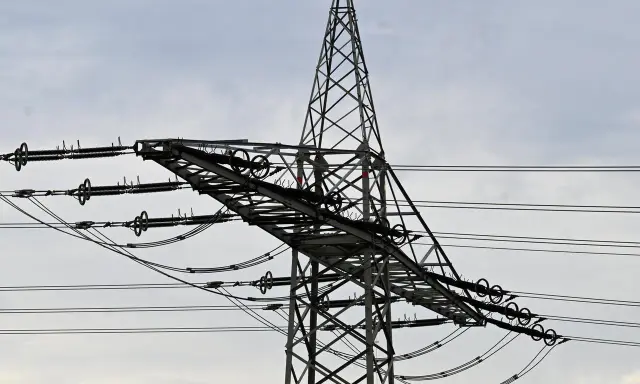 Strommast mit Leitungen, ein Symbol für den Energiemix der Niederlande.