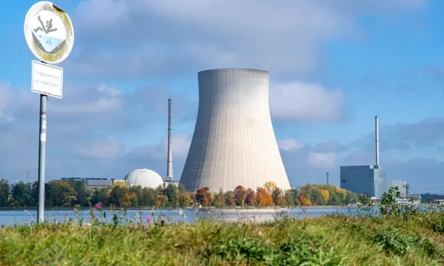 Kühlturm eines Kernkraftwerks am Seeufer, ein Symbol für die Debatte um die Atomkraft Zukunft.
