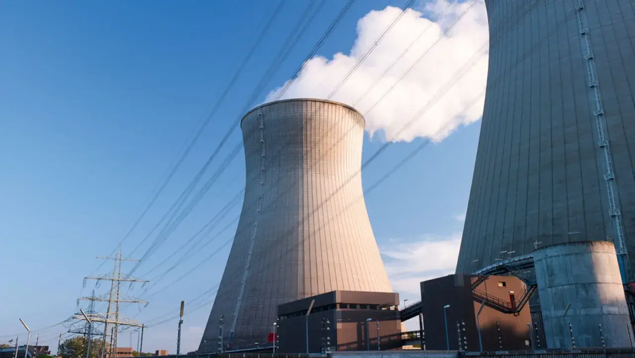 Kühltürme eines Atomkraftwerks, das die Debatte um Atomstrom Subventionen in Deutschland widerspiegelt.
