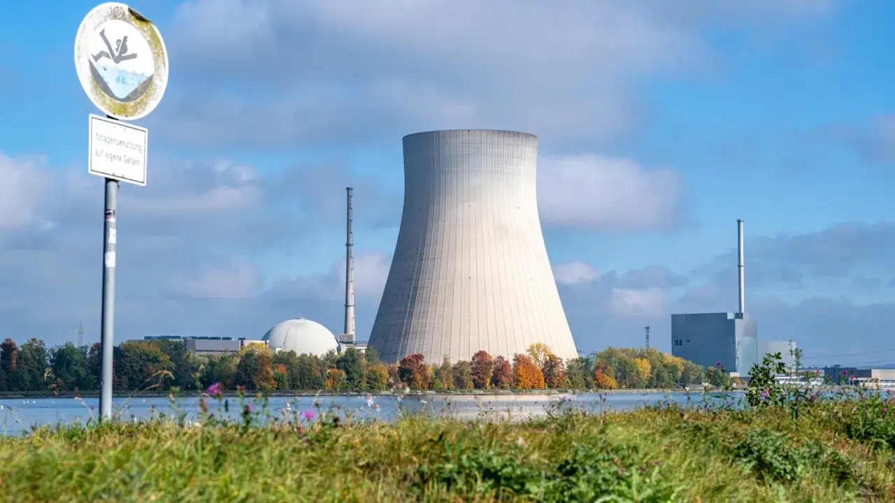 Kühlturm eines Kernkraftwerks am Seeufer, ein Symbol für die Debatte um die Atomkraft Zukunft.