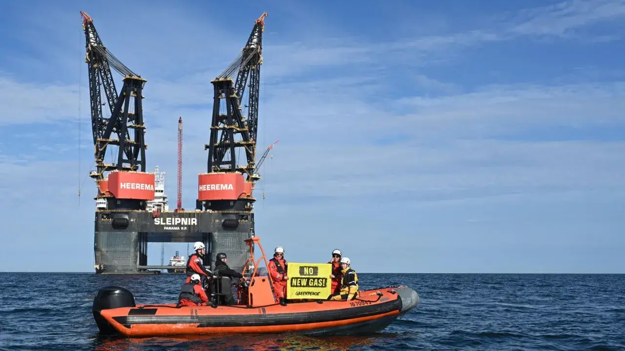 A Greenpeace-Boot protestiert gegen die Gasförderung vor Borkum. Auf dem Boot halten Aktivisten ein Banner mit der Aufschrift "NO NEW GAS!".