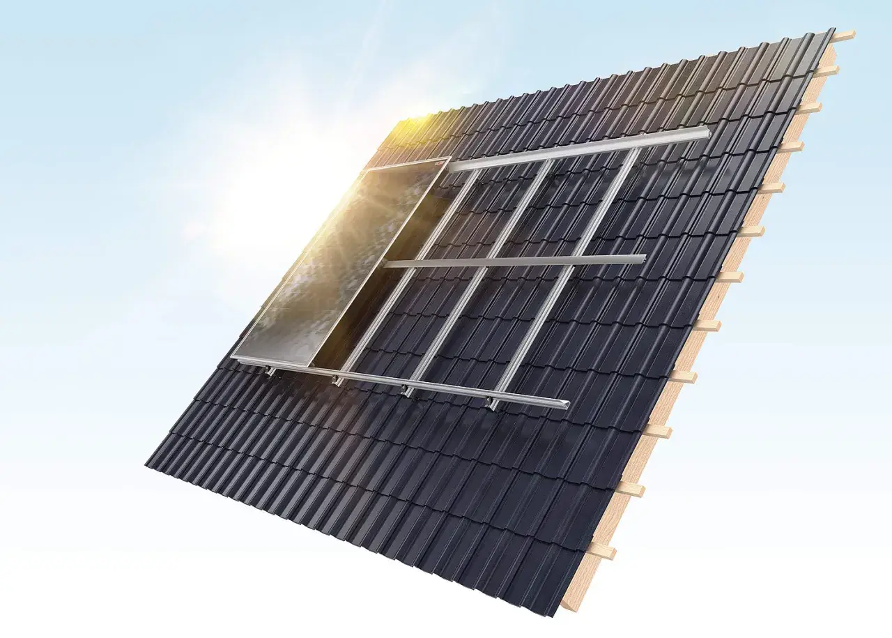 Dachmontage für erneuerbare Energie: Solarmodule werden auf einem Ziegeldach installiert, die Sonne scheint hell.