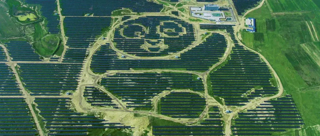 Riesige Solaranlage in China, die wie ein Panda geformt ist. Ein Symbol für Chinas Engagement für Nachhaltigkeit und erneuerbare Energien.