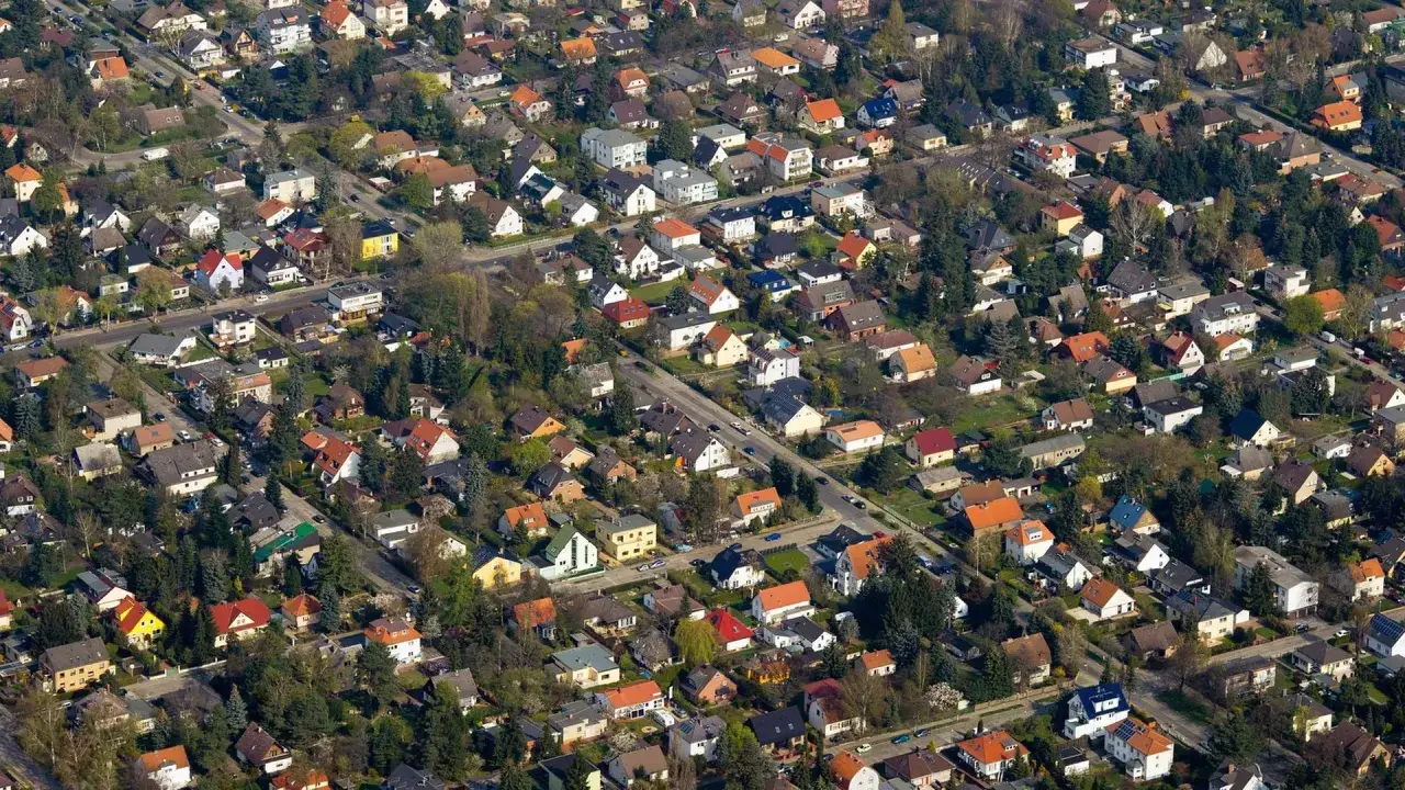 Viele Häuser dicht an dicht, Straßen und Bäume. Ein typisches Bild, was ein Ballungsraum ausmacht: viele Menschen auf engem Raum.