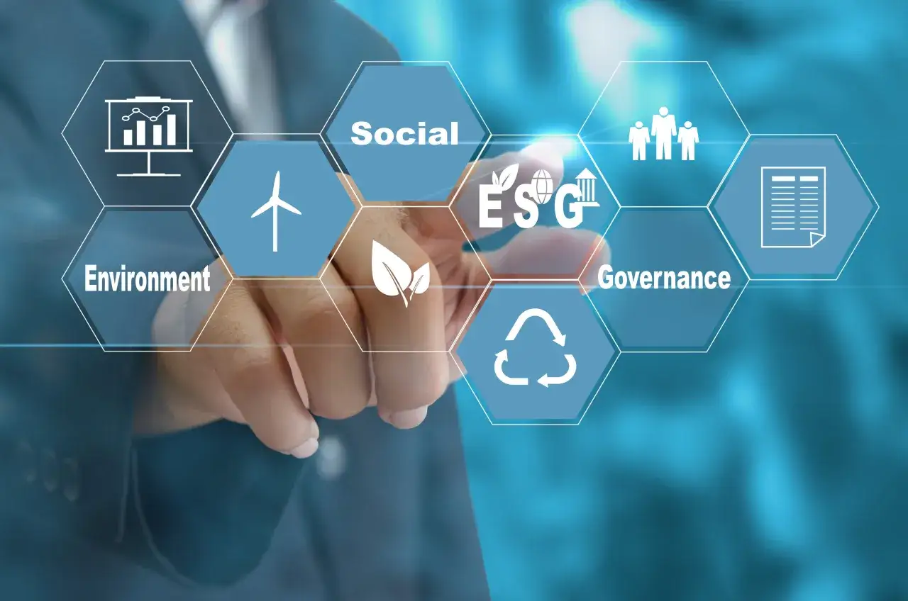 Ein Finger berührt ein digitales Interface mit Symbolen für Umwelt, Soziales und Governance, die eine ESG-Initiative darstellen.