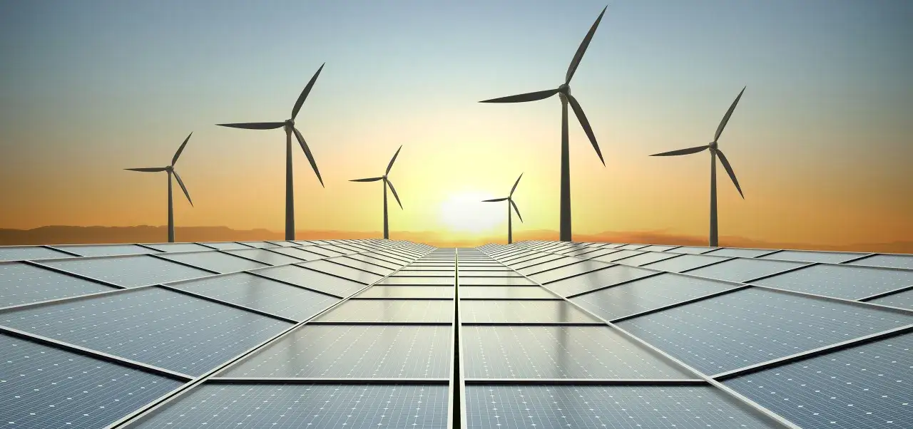 Erneuerbare Energien: Solarpanels und Windräder im Sonnenuntergang erzeugen sauberen Strom, der den residuallast strom ausgleicht.