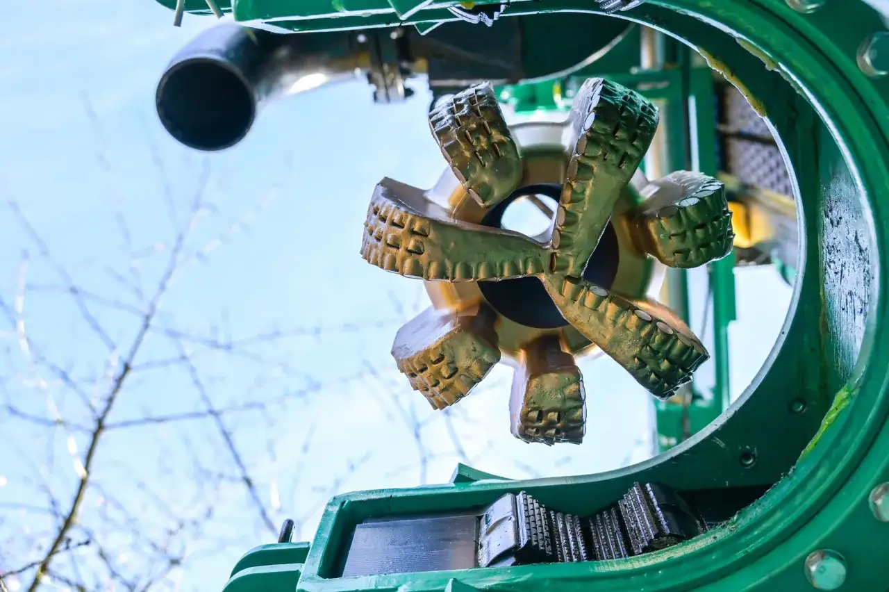 Bohrkopf mit Hartmetallzähnen, bereit für den Einsatz. Ein ieg fraunhofer-Projekt könnte hier neue Wege in der Bohrtechnik erforschen.