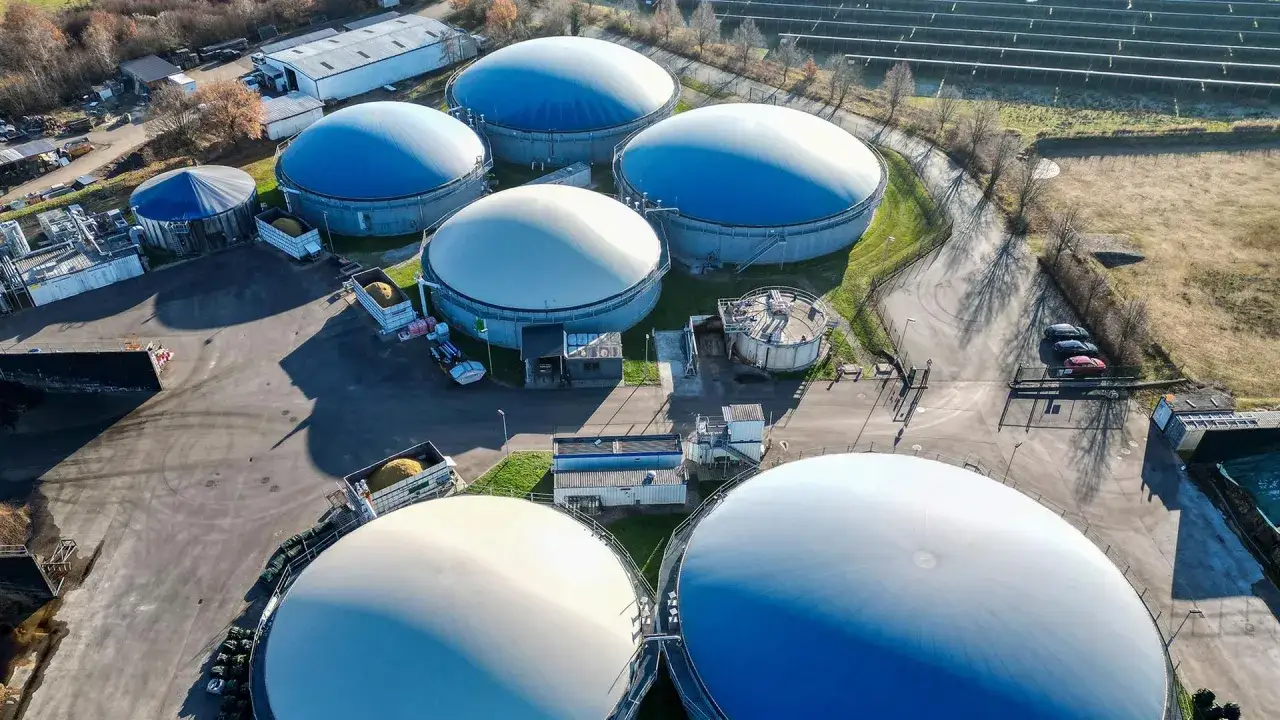 Große, kuppelförmige Behälter auf einer Biogasanlage, die Strom aus Biogas erzeugen.