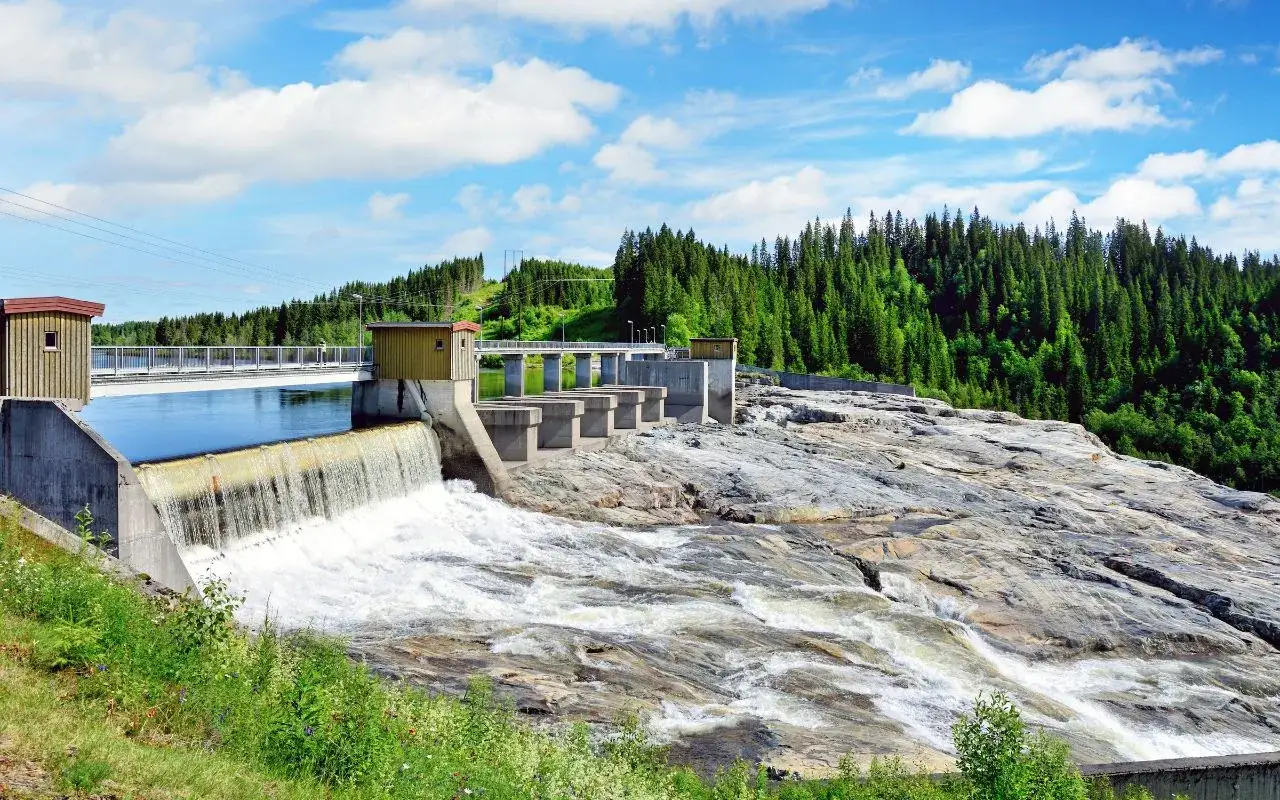 Wasserkraftwerk in Norwegen, das die Kraft des Wassers für saubere Energie nutzt.